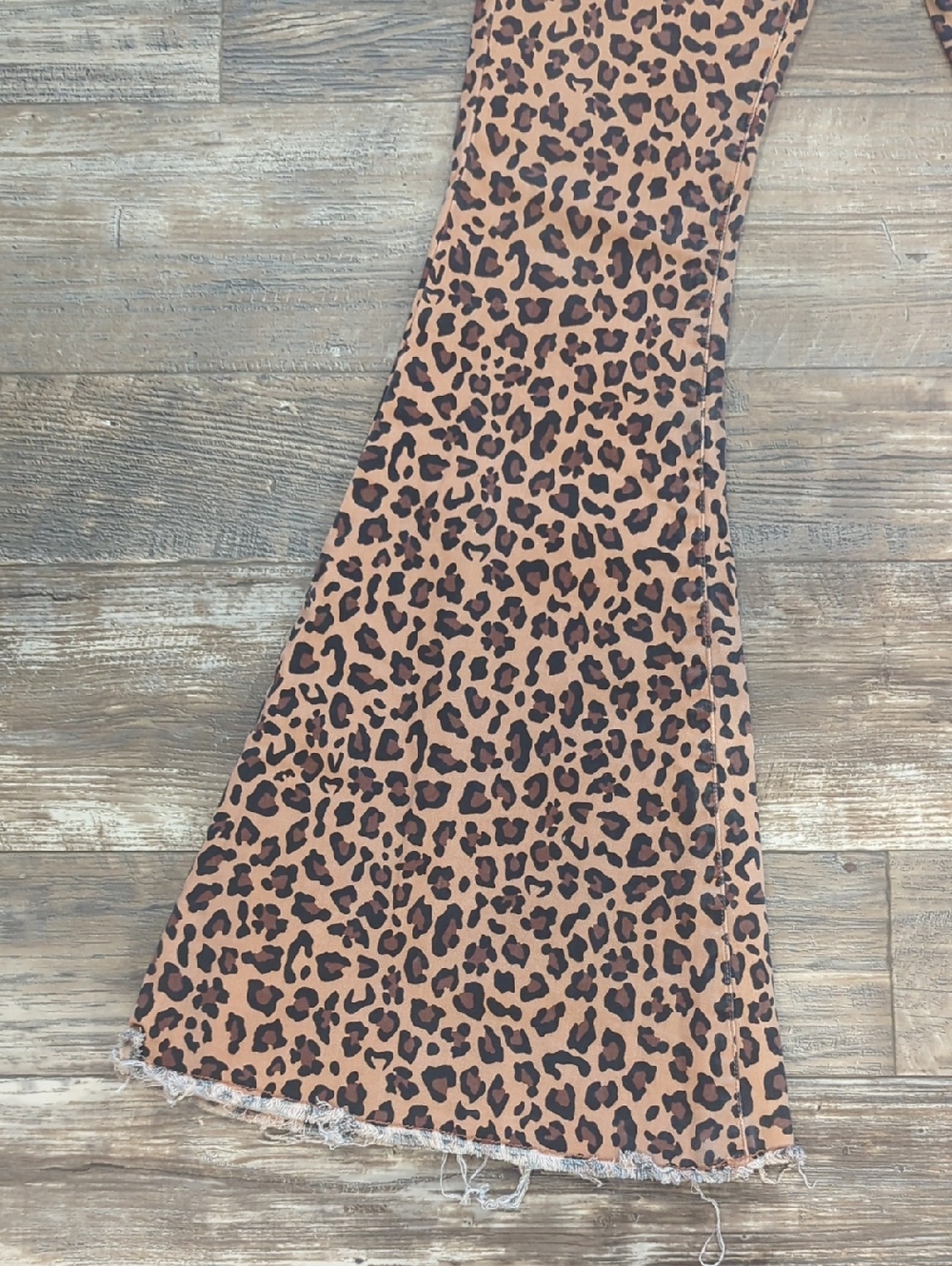RANCH DRESS'N Fallon Taylor "Cheetah" tan & black super flare jeans sz 2 TALL - Picture 7 of 14